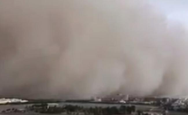 伊朗中部古城亚兹德出现沙尘暴 如“灰黑海浪”淹至