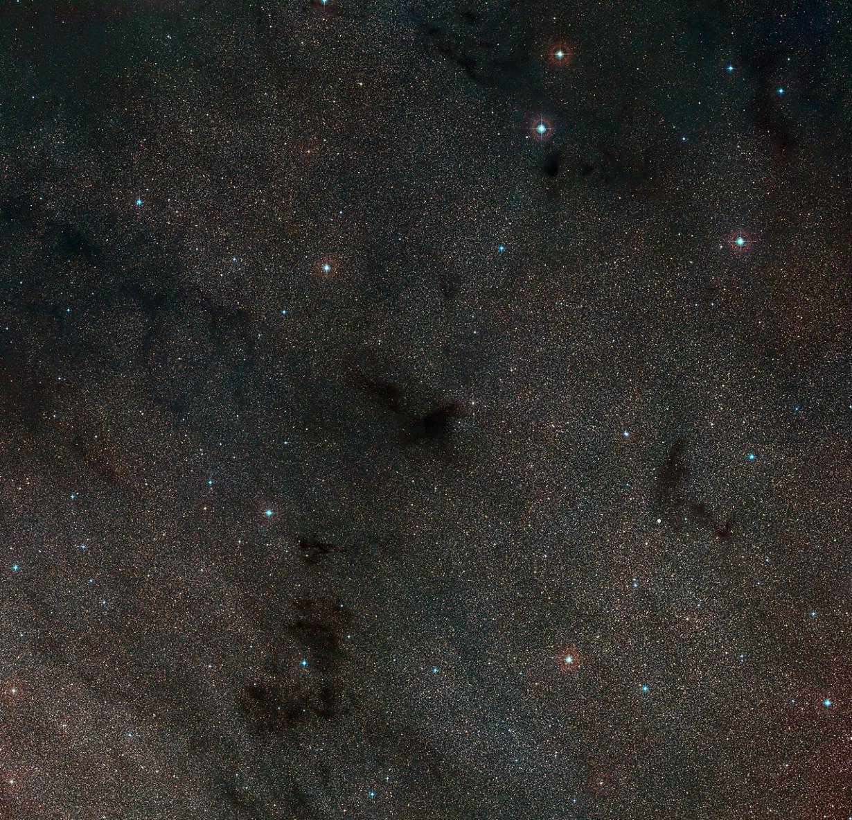欧洲太空天文台公布巨蛇座巨型暗星云“林德暗星云483”(LDN 483)图像