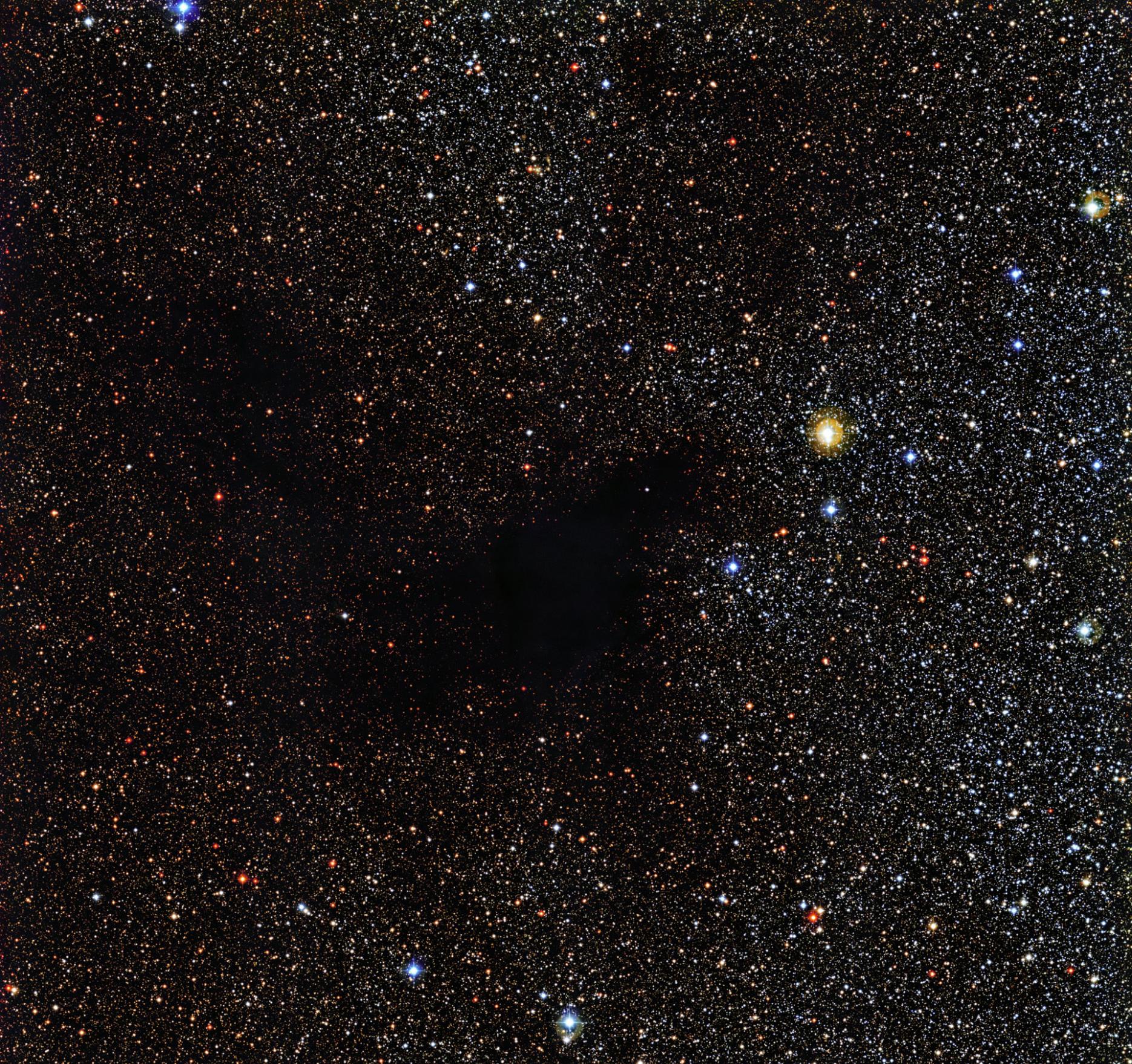 欧洲太空天文台公布巨蛇座巨型暗星云“林德暗星云483”(LDN 483)图像