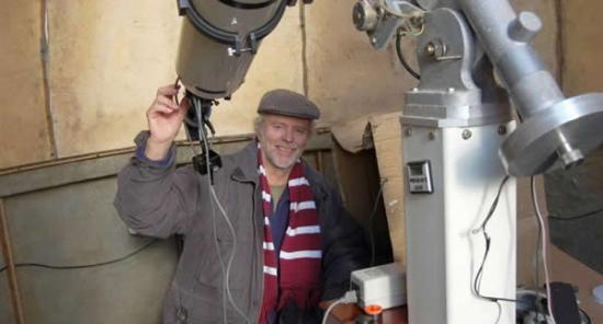 泰勒与他的望远镜，观测太空是他的兴趣爱好，过去40多年里他使用了许多望远镜观测太空。