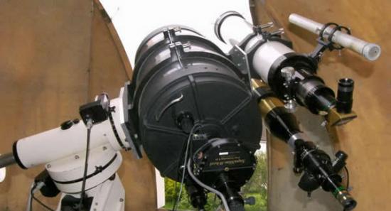 装配微型电荷耦合器件摄像机的望远镜。