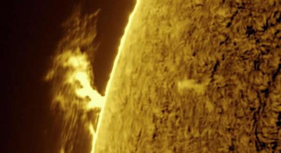 今年72岁的泰勒拍摄到猛烈的太阳耀斑和黑子活动，此时太阳表面温度高达5505摄氏度，太阳距离地球1.5亿公里。