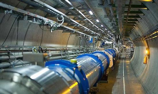 莫妮卡・邓福德博士一直在瑞士的欧洲核子研究中心从事研究工作，直到2013年。他直接参与了2012年希格斯玻色子的探测项目。欧洲核子中心的大型强子对撞机(图中显示