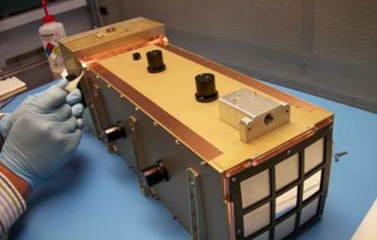 集成仪器原型，前面是光学组合件，背面是电子设备盒。