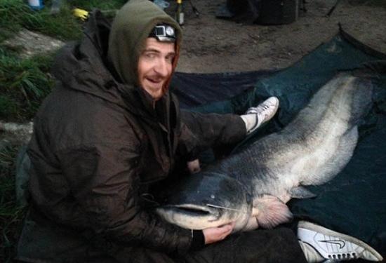 英国男子在奥克伍德公园内捕获重达106斤巨型鲶鱼