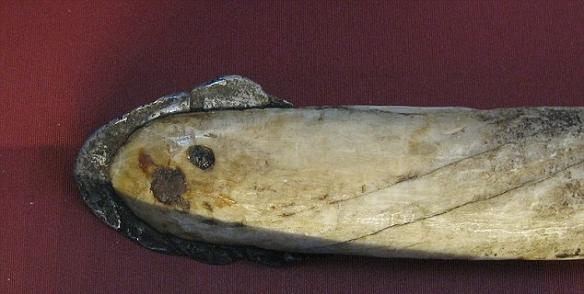 考古学家们发现生活在格陵兰岛的古代爱斯基摩人会使用从陨星获得的铁锻造箭头等金属工具。