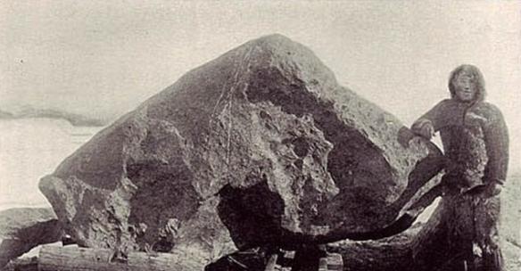 这块巨大的陨铁“Ahighito”重量超过31吨，它被当地人持续开采了数百年的时间，直到被美国探险家罗伯特・佩里（Robert Peary）发现并运回到美国。