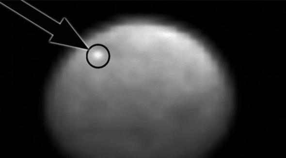 “黎明”号探测器拍摄到神秘的亮斑，美国宇航局并没有说明这是何种物质