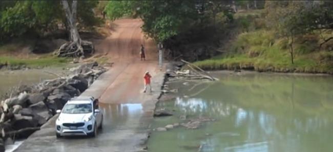 澳洲居民驾车横过河流 遇到鳄鱼挡路