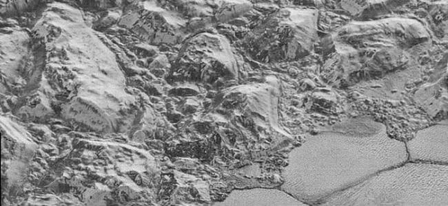 冥王星的史普尼克冰原里发现一些怪异的、几公里宽的多边形地貌特征