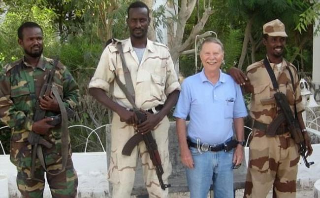 伯里什到访索马里时，聘请私人保镖陪同外出。