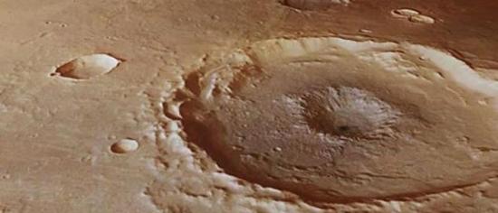 双子坑之一的远景照片，该相片由欧洲航天局火星快车号的高分辨率立体相机采用数码地形模式拍摄拼合而成