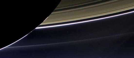 在距离地球14.48亿公里处，我们这颗蓝色星球仅是位于土星环下方的一个小斑点，大家都生活在上面。