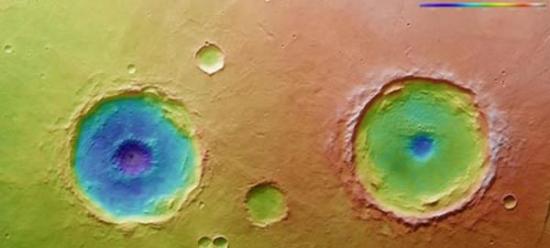 这张彩色编码的顶部视角图由火星快车号拍摄，它展示了陨石坑各部位的深度
