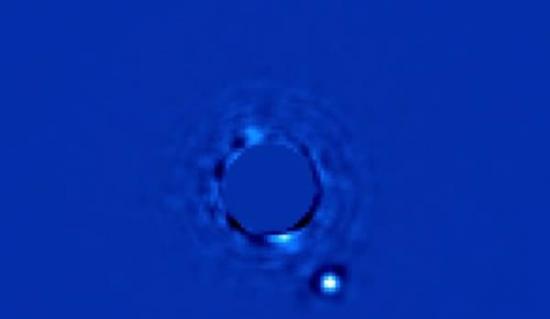 双子座行星成像仪首次捕捉到的绘架座β b影像。这颗系外行星环绕绘架座β星运行。图像中，绘架座β星被遮蔽，它的光线不会干涉绘架座β b的光线。绘架座β b是一颗巨