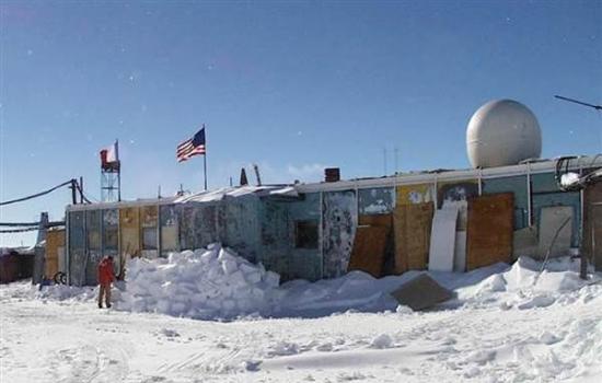 俄罗斯的沃斯托克研究站，照片于2000至2001年野外考察季拍摄。沃斯托克研究站关注的焦点自然是沃斯托克湖。它是南极洲最大最深的地下湖