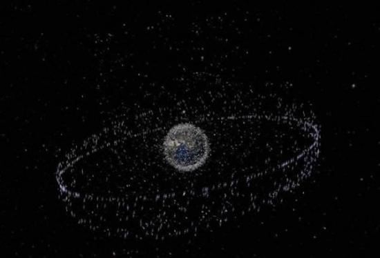 低地球轨道的碎片以大约每小时1.75万英里（约合每小时2.8万公里）的速度飞行，即使尺寸很小，也能给卫星造成巨大破坏，同时对宇航员的安全带来致命威胁