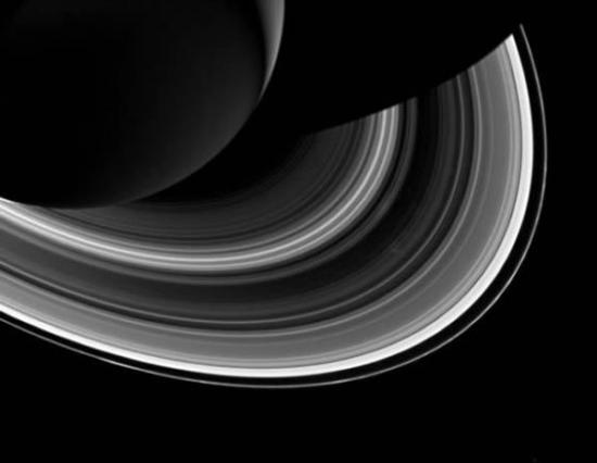 土星的光环系统。图像右下方可以非常隐约的看到土卫一