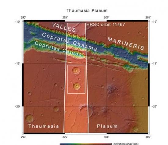 该照片于2013年1月4日拍摄于火星陶马西亚平原高地，水手峡谷的南部陨石坑群。