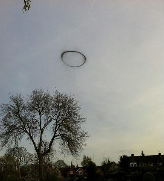 英国沃里克上空出现一个神秘的黑色圆环