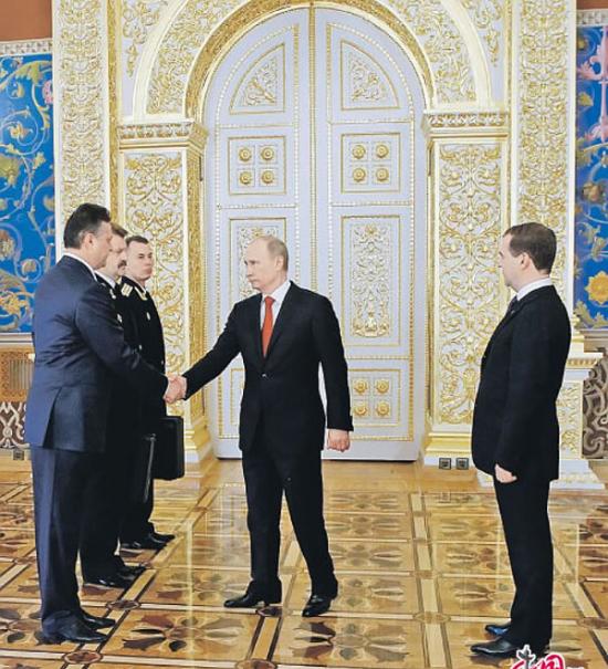 “核按钮”交接仪式。2012年，普京重返总统宝座之后，从梅德韦杰夫手中接掌“核按钮”