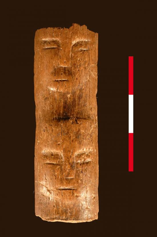 考古学家在叙利亚南部出土一个距今9000年前刻有两张真实人类面孔的权杖