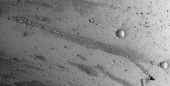 美国宇航局火星轨道勘测器最新拍摄到火星表面一块神秘巨石500米移动轨迹