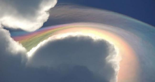 美国游客在牙买加度假意外拍到天空中壮观的“火焰彩虹”