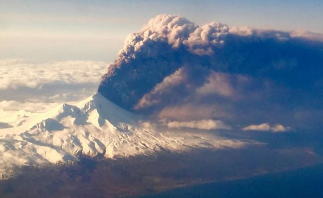 火山大规模爆发，火山灰直冲上天。
