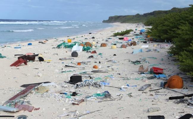 亨德森岛海滩上满是冲上岸的垃圾。