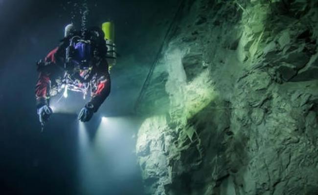 斯塔尔纳斯基带领的探测团队在捷克发现水底洞穴。
