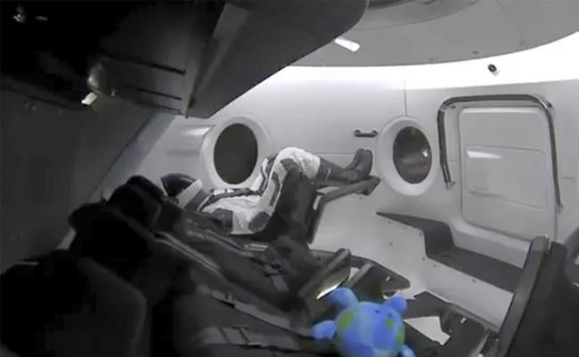 Crew Dragon载有一个假人作测试。