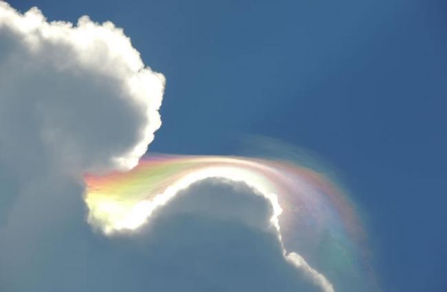 美国游客在牙买加度假意外拍到天空中壮观的“火焰彩虹”