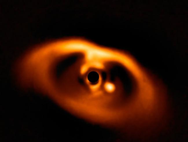 天文学家首次拍到新行星诞生时的照片 在半人马座恒星PDS 70旁形成