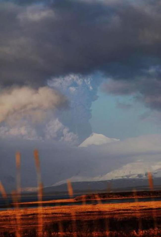 从地面的角度看，火山灰升至高空，仿如乌云。