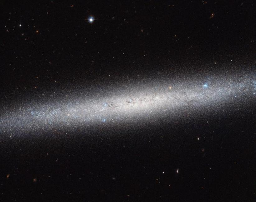 哈勃太空望远镜捕捉螺旋星系NGC 5023的侧视图