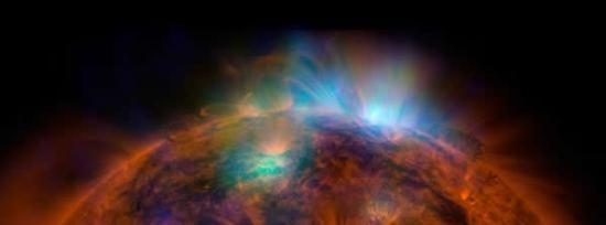 美国宇航局的核光谱望远镜阵列拍摄的太阳照片与太阳动力学天文台拍摄的照片重叠后形成的图像，展示了壮观的X射线流。核光谱望远镜阵列获取的数据为绿色和蓝色，揭示了太阳