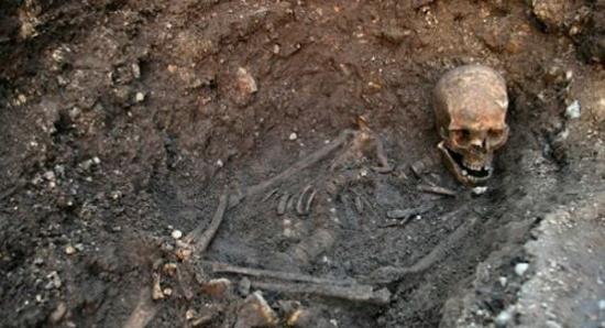 理查三世的头部依靠在坟墓的一个角落，表明挖墓者简单地将尸体放在墓中，未重新摆放好尸体，同时也未发现裹尸布或者棺材