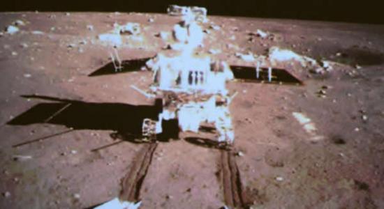 玉兔月面巡视器驶下着陆器的情景