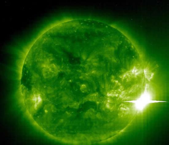 2003年11月4日拍摄的照片，展示了巨型太阳黑子486(右下)。太阳黑子486产生一次猛烈的耀斑。此次大爆发发生后不久，致电离辐射袭击地球大气层，导致北美洲出