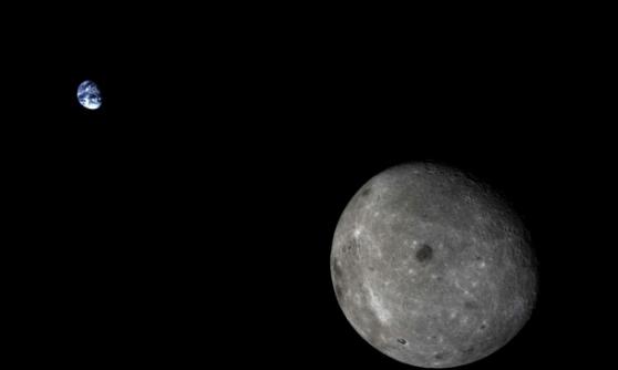 中国再入返回飞行试验器拍摄“地月合影”