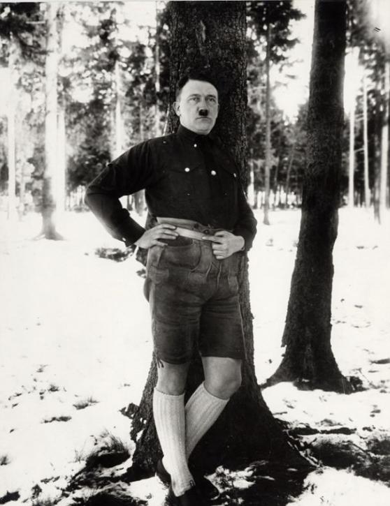 希特勒穿短裤照片，相当罕见。