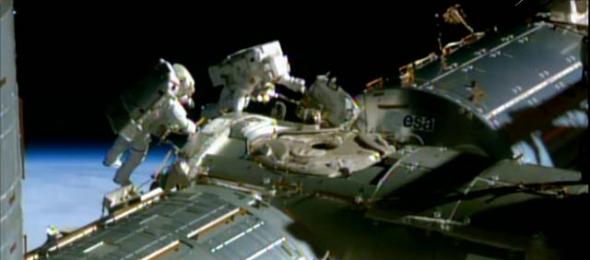 国际空间站宇航员完成太空行走后发现太空服头盔里有少量水