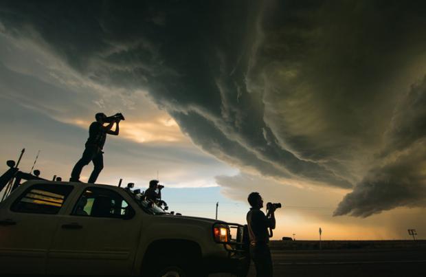 保罗‧萨马拉斯为超大胞风暴激烈的美感所撼动，站在追风卡车的车顶上，拍下大自然的神奇景象。卡尔‧杨（中间）和提姆‧萨马拉斯也记