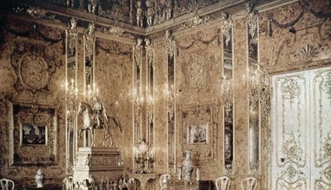 战前的琥珀厅金碧辉煌。