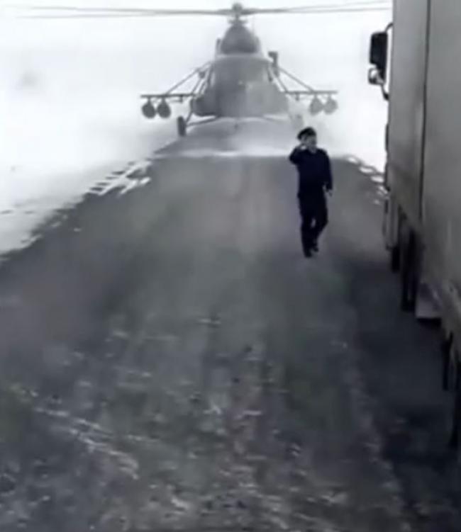 哈萨克斯坦军用直升机迷航 降落高速公路向卡车司机问路