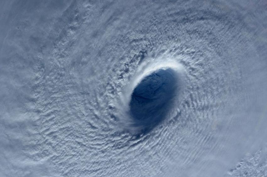 国际空间站宇航员Samantha Cristoforetti拍到超强台风“美莎克”