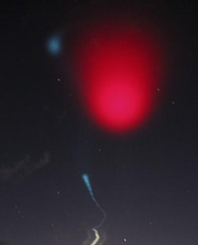 NASA发射探空火箭，空中展现炫美拉焰
