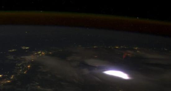 国际空间站上拍摄的闪电和暴风雨降落地球的照片