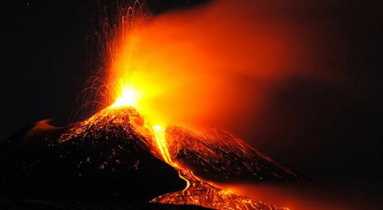 当地时间12月15日晚意大利西西里岛东部的埃特纳火山爆发